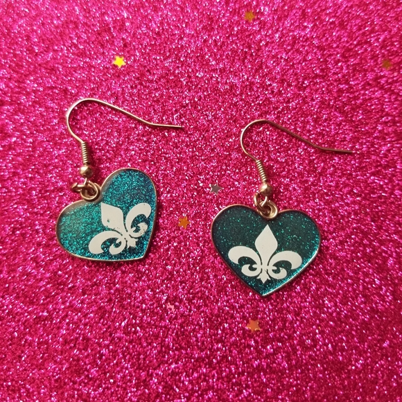sparkly blue heart-shaped fleur de lis earrings - Picture 1 of 4